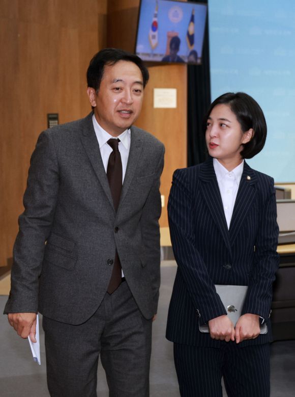 이야기 나누는 류호정-금태섭 - 정의당 류호정 의원과 금태섭 새로운선택 창당준비위원장이 11일 오전 국회 소통관에서 한국 사회 젠더 갈등 관련 기자회견을 마친 뒤 밖으로 나서고 있다. 연합뉴스