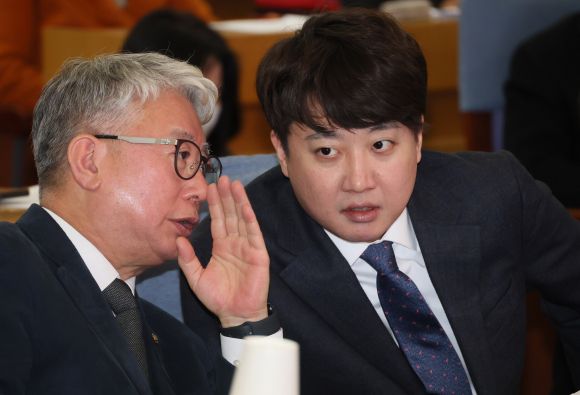 대화하는 조응천-이준석 - 14일 국회 의원회관에서 열린 미래대연합(가칭) 창당준비위원회 출범식에서 조응천 공동추진위원장과 이준석 개혁신당(가칭) 정강정책위원장이 대화하고 있다. 2024.1.14  연합뉴스