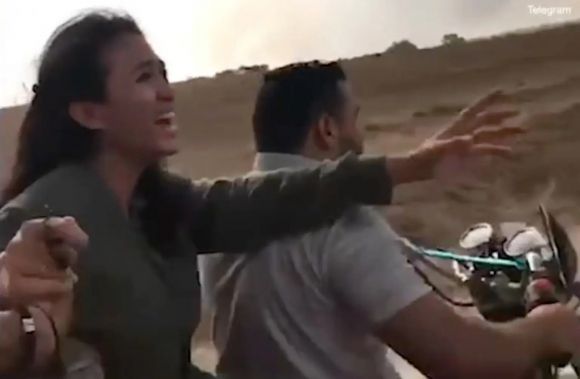 하마스의 이스라엘 기습 공격 과정에서 납치되는 이스라엘 여성 - 이스라엘 대학생인 노아 아르가마니(26)가 2023년 10월 7일(현지시간) 이스라엘 남부 한 음악 축제 현장에서 하마스 대원들에 의해 오토바이에 강제로 태워져 가자지구로 납치되고 있다.