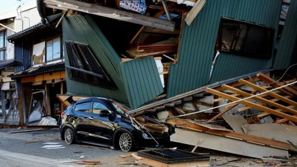 지난 1일 일본 노토반도 지진으로 무너진 주택 아래 자동차가 깔려 있다. 로이터 연합뉴스