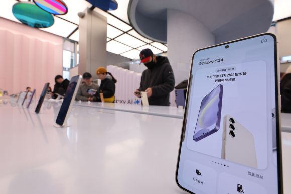 갤럭시 S24 출격 - 삼성전자 갤럭시S24 시리즈가 공개된 18일 서울 서초구 삼성 강남에서 시민들이 갤럭시S24 시리즈를 살펴보고 있다. 뉴스1