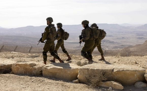지난 18일(현지시간) 이스라엘-이집트 국경에서 이스라엘의 혼성 보병부대인 바르델라스 대대의 남녀 부대원들이 훈련하고 있다. / 사진=AFP 연합뉴스