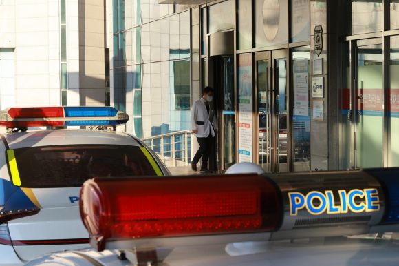 10대 중학생에게 습격당한 배현진 국민의힘 의원이 입원한 서울 용산구 순천향대병원 앞에 26일 오전 경찰차가 대기하고 있다.  연합뉴스