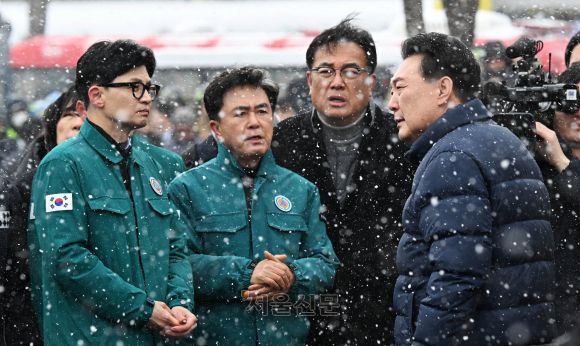 윤석열 대통령이 23일 충남 서천군 서천읍 서천특화시장 화재 현장에서 국민의힘 한동훈 비상대책위원장과 만나 함께 현장을 점검하고 있다. 2024.1.23 홍윤기 기자