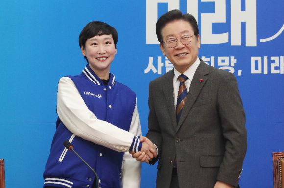 이재명 더불어민주당 대표가 29일 오전 서울 여의도 국회에서 열린  민주당 11·12호 인재영입식에서 11호 영입 인재인 이지은 전 총경과 악수를 나누고 있다. 2024.1.29 뉴스1