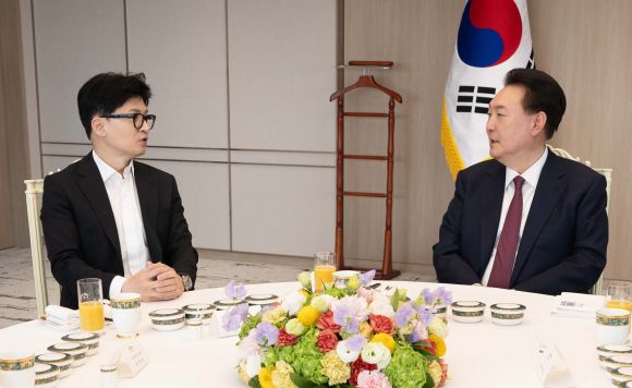 윤석열(오른쪽) 대통령이 29일 서울 용산 대통령실 청사에서 국민의힘 한동훈 비상대책위원장과 오찬을 함께하며 대화하고 있다. 2024.1.29  대통령실 제공