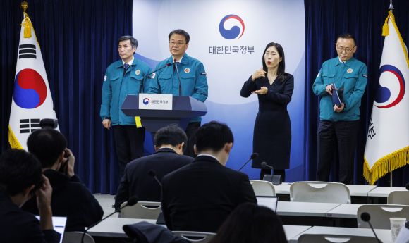 이태원 참사 특별법안 재의 요구 관련 설명하는 방기선 국조실장 - 국무회의에서 이태원 참사 특별법 재의요구안이 의결된 30일 오전 방기선 국무조정실장이 30일 오전 서울 종로구 정부서울청사에서 이태원 참사 특별법 관련 정부 입장과 피해지원 종합 대책을 설명하고 있다. 2024.1.30 연합뉴스