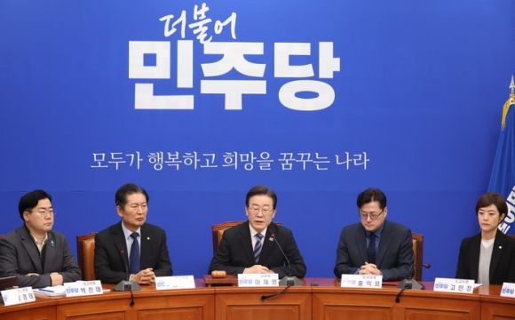 이재명 (가운데) 더불어민주다 대표가 2일 국회에서 열린 최고위원회의에서 발언을 하고 있다. 연합뉴스