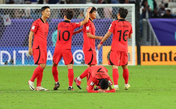 ‘이겼다’ - 2일(현지시간) 카타르 알와크라 알자누브 스타디움 열린 2023 아시아축구연맹(AFC) 아시안컵 16강전 한국과 호주의 경기. 손흥민을 비롯한 대표팀 선수들이  2-1로 승리한 뒤 기뻐하고 있다.  2024.2.3 연합뉴스