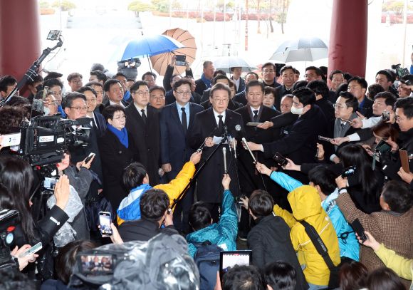 이재명 대표, 광주서 기자회견 - 이재명 더불어민주당 대표가 5일 오전 광주 북구 국립 5·18 민주묘지를 참배한 뒤 기자회견을 하고 있다. 2024.2.5 연합뉴스