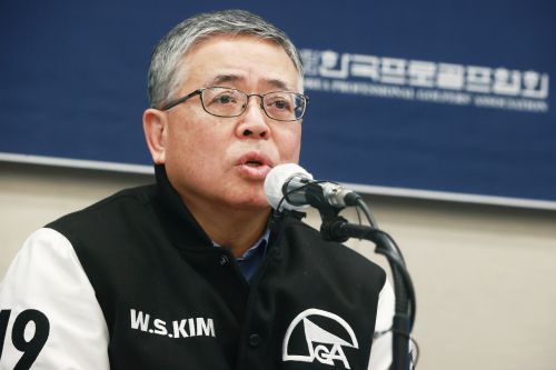 김원섭 한국프로골프협회(KPGA) 신임 회장이 6일 서울 중구 프레스센터에서 열린 취임 기자간담회에서 질문에 답하고 있다.  연합뉴스