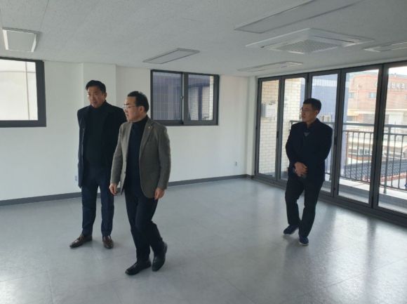 묵2동 청년공간 현장을 방문한 박홍근 국회의원(가운데)과 박승진 시의원