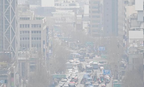미세먼지 농도가 ‘나쁨’ 수준을 보이는 서울 시내. 홍윤기 기자