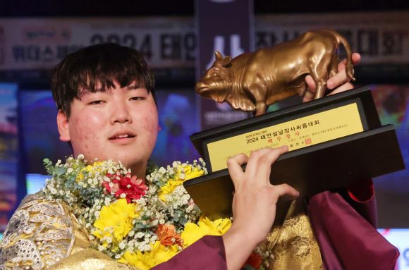 2024 태안설날장사씨름대회 백두장사 결정전에서 김민재를 무너뜨리고 우승한 최성민이 황소 트로피를 들고 기뻐하고 있다. 대한씨름협회 제공
