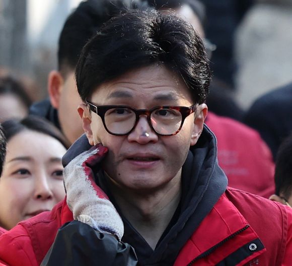 한동훈 국민의힘 비상대책위원장이 8일 오전 서울 노원구 중계동 백사마을에서 당직자들과 연탄나눔 봉사활동을 하고 있다. 2024.2.8 뉴스1