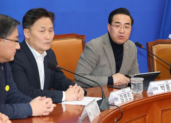 민주당 민주연합 추진단 기자간담회 - 더불어민주당 박홍근 민주개혁진보 선거연합 추진단장이 8일 국회에서 기자간담회를 하고 있다. 2024.2.8  연합뉴스