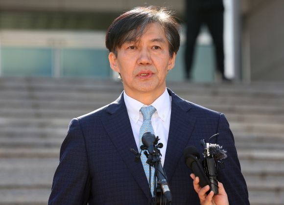 신당 창당 선언한 조국 - 조국 전 법무부 장관이 13일 부산 민주공원에서 기자회견을 열고 신당창당을 선언하고 있다. 조 전 장관은 “무능한 검찰독재정권 종식을 위해 맨 앞에서 싸우겠다”며 신당 창당을 공식 선언했다.2024.2.13  연합뉴스