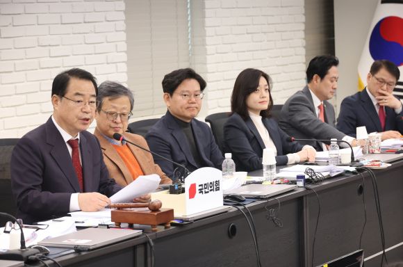 정영환(왼쪽) 국민의힘 공천관리위원장이 14일 여의도 당사에서 제22대 총선을 앞두고 1차 단수추천 지역을 발표하고 있다.  연합뉴스