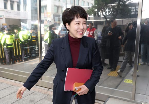 면접장 향하는 김은혜 전 홍보수석 - 김은혜 전 대통령실 홍보수석이 14일 여의도 국민의힘 당사에서 열리는 성남 분당 을 공천 면접에 입장하고 있다.  연합뉴스