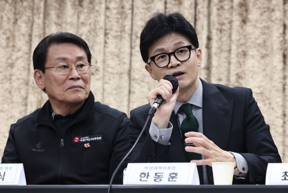 국민의힘 한동훈 비상대책위원장이 16일 오후 경기도 의정부시 제일시장 번영회 사무실에서 열린 시민 간담회에서 발언하고 있다. 왼쪽은 조진식 제일시장 번영회장. 연합뉴스