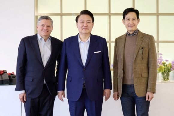 윤석열 대통령이 지난 17일 서울 한남동 관저에서 테드 서랜도스 넷플릭스 공동 최고경영자, ‘오징어게임 2’에 출연하는 배우 이정재와 오찬을 한 뒤 기념촬영하고 있다. 대통령실 제공