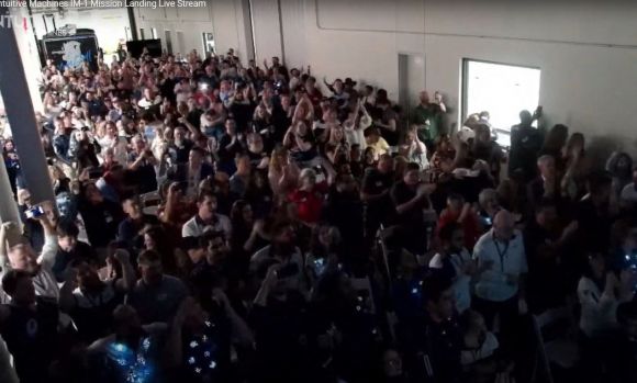 달 착륙 성공에 환호하는 미국인들 - 미국 민간 우주기업 인튜이티브머신스의 달 탐사선 오디세우스가 22일(현지시간) 달 착륙에 성공하면서 지상 관제센터 직원들과 관계자들이 환호하고 있다. / 사진=AFP 연합뉴스