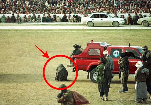 1998년 아프가니스탄 수도 카불에서 집행된 실제 공개 처형 당시 모습.  AFP 연합뉴스