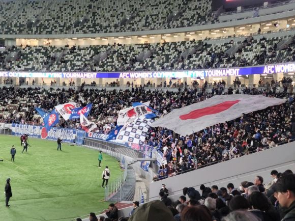 일본 여자축구 대표팀 응원단 - 28일 북한과 일본 여자축구 대표팀이 도쿄 국립경기장에서 2024 파리올림픽 본선 진출권을 놓고 최종예선을 치르기 앞서 일본 대표팀 응원단이 일장기를 들어 올리며 응원하고 있다. 도쿄 김진아 특파원