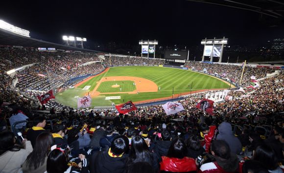 7일 LG 트윈스와 KT 위즈의 2023 프로야구 한국시리즈 1차전이 열린 서울 잠실구장이 만원관중으로 꽉 차 있다. 사진은 기사와 직접 관계 없음. 2023. 11. 7 스포츠서울 박진업 기자