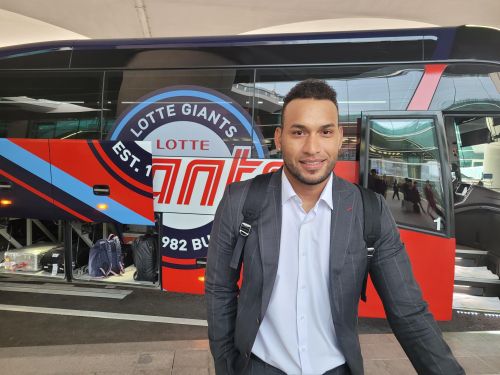 롯데 외국인 타자 빅터 레이예스 - 프로야구 롯데 자이언츠 새 외국인 타자 빅터 레이예스가 지난 5일 인천국제공항을 통해 귀국하면서 취재진과 인터뷰하고 있다. 연합뉴스
