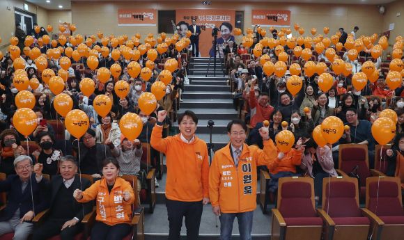 이준석 개혁신당 대표 ‘이원욱 의원 및 당원들과’ - 이준석 개혁신당 대표와 이원욱 의원이 10일 오후 경기 화성시 다원 이음터에서 열린 화성 을?정 합동 당원콘서트에서 당원들과 기념촬영하고 있다. 뉴스1