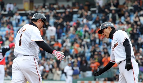 12일 대전한화생명이글스파크에서 열린 2024 프로야구 KIA 타이거즈와 한화 이글스의 시범 경기. 1회말 1사 1, 2루 때 홈런을 친 한화 노시환이 코치진 축하를 받고 있다. 대전 연합뉴스