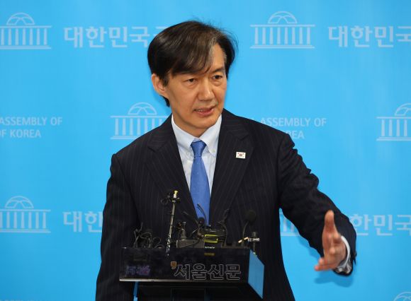 조국 조국혁신당 대표가 12일 국회에서 총선 공약 기자회견을 한 후 기자들의 질문에 답하고 있다. 안주영 전문기자