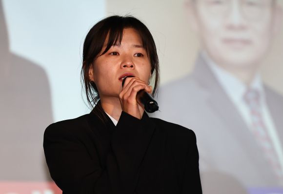 소감 발표하는 더불어민주연합 국민후보 선출자 전지예 - 전지예씨가 10일 서울 중구 은행회관에서 열린 더불어민주연합 비례대표 국민후보 선출을 위한 공개 오디션에서 소감 발표를 하고 있다. 2024.3.10 뉴시스