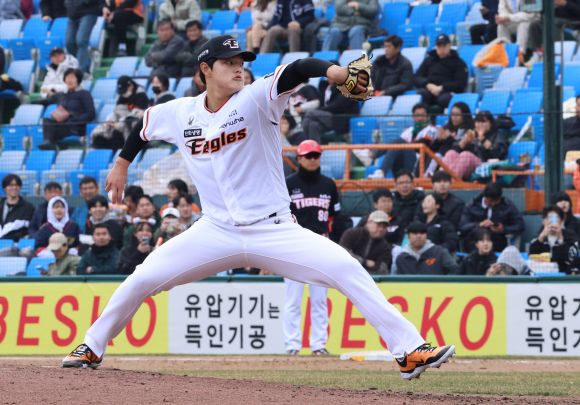 류현진 다음 다음 투수가 문동주라니 - 12일 대전한화생명이글스파크에서 열린 2024 프로야구 KIA 타이거즈와 한화 이글스의 시범 경기. 6회 초 문동주가 역투하고 있다. 대전 연합뉴스