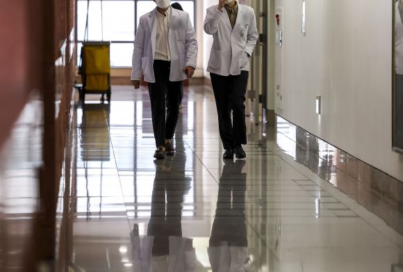 전공의들의 의료 현장 이탈이 장기화하는 가운데 지난 12일 서울 시내 한 대학병원에서 의료진들이 이동하고 있다. 뉴시스