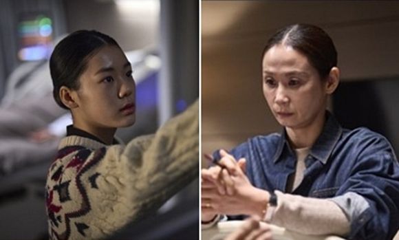 영화 ‘파묘’ 속 무당 자혜(김지안)와 광심(김선영). 쇼박스 제공