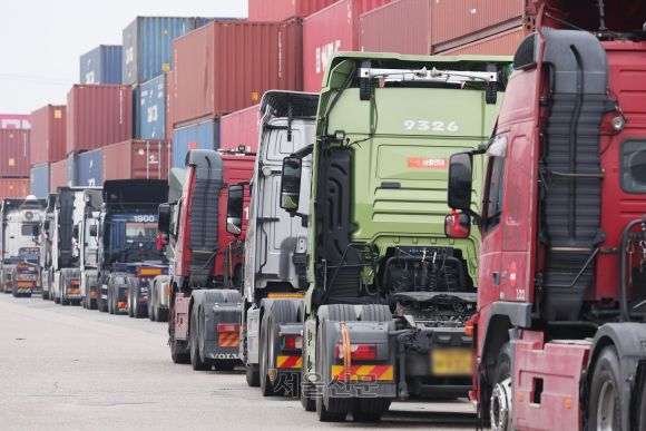 안전운임제 일몰제 폐지와 적용 차종·품목 확대 등을 요구하며 화물연대가 파업에 돌입한 24일 오전 경기도 의왕시 내륙컨테이너기지(ICD)에 화물차들이 멈춰 서있다. 2022.11.24 연합뉴스