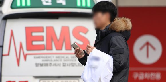 가운 들고 이동하는 의료진 - 의대 정원 확대를 둘러싼 전공의들의 집단행동이 계속되고 있는 3일 서울 시내의 한 대학병원에서 한 의료진이 가운을 들고 이동하고 있다.     이날 서울 여의도에서 전국 의사 총궐기대회가 진행된다. 한편 이상민 행정안전부 장관은 이날 KBS 시사 프로그램 ‘일요진단 라이브’에 출연해 “오늘까지 복귀하는 전공의들에 대해 정부에서는 최대한 선처할 예정”이라며 “오늘까지 돌아오지 않는다면 법과 원칙에 따라서 엄중하게 나갈 수밖에 없다”고 밝혔다. 2024.3.3 연합뉴스