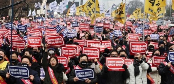 3일 오후 서울 여의도공원 옆 여의대로 인근에서 의대정원 증원 및 필수의료 패키지 저지를 위한 전국의사 총궐기대회가 열리고 있다. 연합뉴스