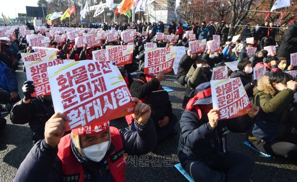 민주노총은 6일 전국동시다발 총파업·총력투쟁 대회를 의왕 Icd 제2터미널 입구에서 하고 있다. - 민주노총 공공운수노조 화물연대본부(화물연대)가 안전운임제 일몰제 폐지를 요구하며 총파업에 나선 지 13일째인 6일 경기 의왕시 내륙컨테이너기지 제2터미널 입구에서 민주노총 조합원들이 연대 의사를 밝히며 시위를 벌이고 있다. 2022.12.6안주영 전문기자