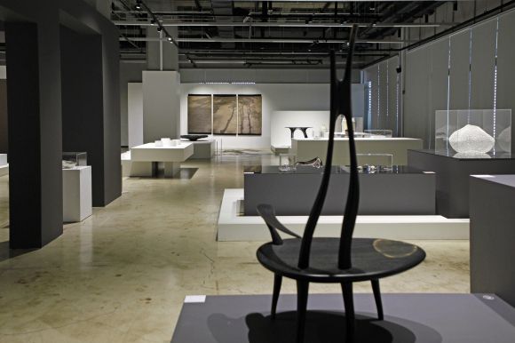 문화제조창 한국공예관의 공예품 전시 장면. 청주공예비엔날레의 역사를 한눈에 살펴볼 수 있는 전시다.