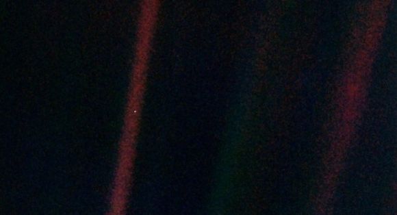 1990년 밸런타인데이에 60억km 떨어진 명왕성 궤도에서 보이저 1호가 찍은 지구 사진. 저 ‘한 점 티끌’이 70억 인류가 ​사는 지구다.(출처=NASA)