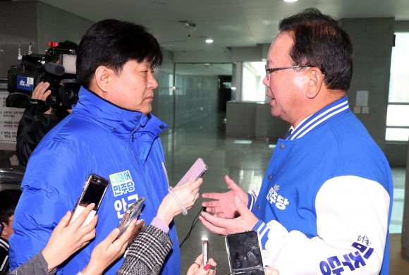 양문석 후보와 대화하는 김부겸 선대위원장 - 더불어민주당 김부겸 상임공동선대위원장이 17일 오전 국회 의원회관 로비에서 ‘노무현 비하’ 논란에 휩싸인 양문석 경기 안산갑 예비후보와 대화하고 있다. 2024.3.17  공동취재