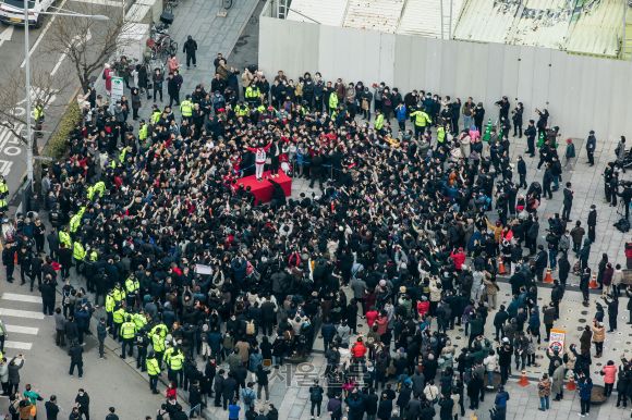 한동훈 국민의힘 비상대책위원장 타임스퀘어 거리 - 한동훈 국민의힘 비상대책위원장과 김영주 영등포갑 국회의원 후보가 12일 오후 서울 영등포구 타임스퀘어 광장에서 지지자들에게 인사를 하고 있다.  2024.3.12 안주영 전문기자