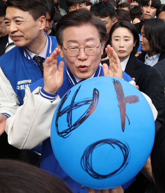 지지 호소하는 이재명 대표 - 이재명 더불어민주당 대표가 16일 오후 경기 용인시 수지구 수지구청역 거리에서 시민들에게 지지를 호소하고 있다. (공동취재) 2024.3.16/뉴스1