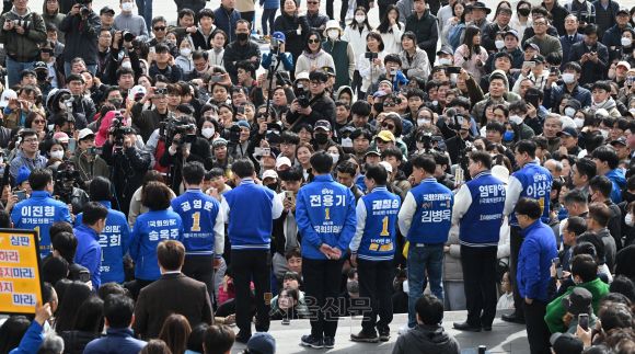 17일 이재명 더불어민주당 상임공동선대위원장이  화성시 동탄호수공원 입구 광장에서 기자회견을 하고 있다.2023.3.17안주영 전문기자