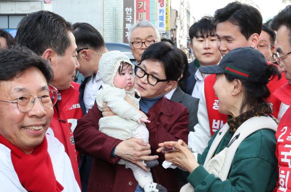 아이 안고 인사하는 한동훈 - 한동훈 국민의힘 비상대책위원장이 15일 광주 동구 충장로에서  아이를 안고 기념 촬영을 하고 있다. 2024.3.15/뉴스1