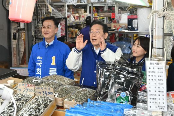 동작사계시장서 류삼영 지지 유세하는 이재명 - 이재명 더불어민주당 상임공동선거대책위원장과 류삼영 동작을 후보가 13일 오후 서울 동작구 남성사계시장에서 22대 총선을 앞두고 시민들과 인사하고 있다. 2024.3.13 오장환 기자