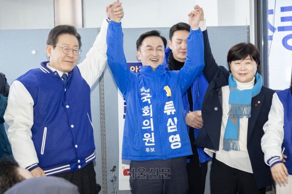 이재명 대표 류삼영 지지방문 - 이재명 더불어민주당 대표가 13일 서울 동작을 류삼영 후보 사무실에서 류 후보의 손을잡고 참석자들에게 인사하고 있다. 2024.3.13 오장환 기자